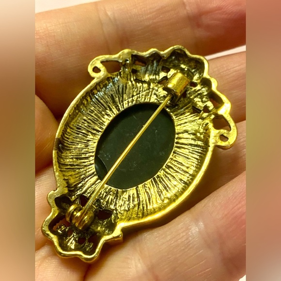 Elegant Black and Gold Cameo Brooch - Picture 3 of 3